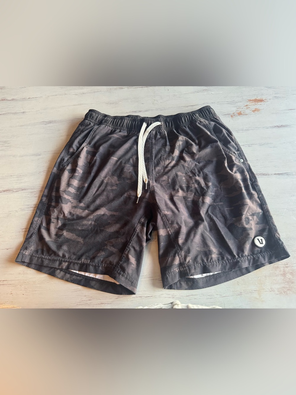 Vuori Men’s Kore Lined 7” Camo Shorts Large